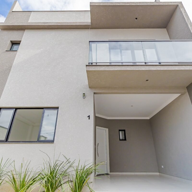 Sobrado em São José dos Pinhais, Triplex, com 4 Quartos sendo 01 Suíte no Térreo