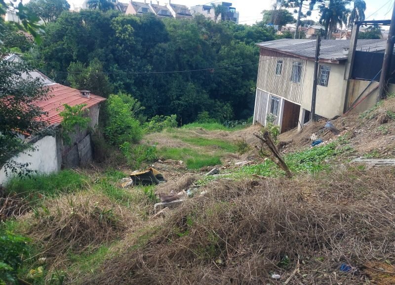 Terreno no Uberaba, Curitiba | 441,88 m² | Ideal para 3 Sobrados | A 400m da Salgado Filho.
