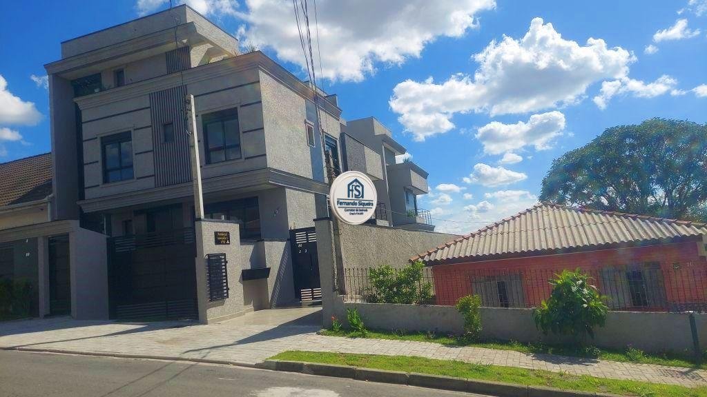 🏡 Sobrado à Venda no Bairro Uberaba - Curitiba, Quadriplex Bem Planejado, Frente Para a Rua. - Imagem 2