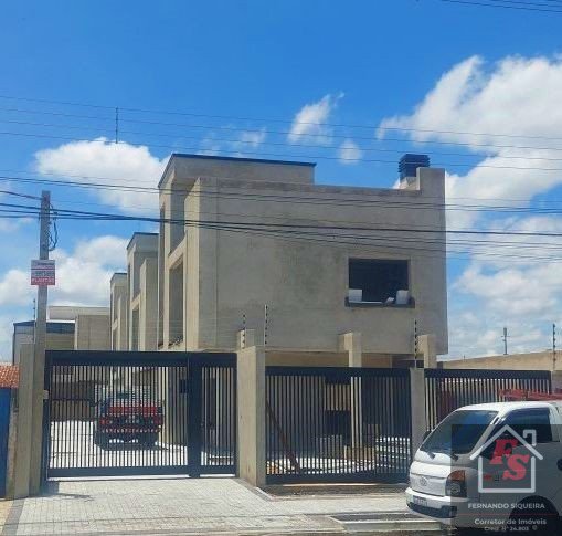Sobrado no Hauer, 03 dormitórios, Frente para a Rua, com Terraço