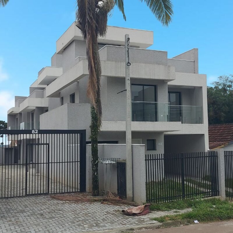 Sobrado no Uberaba, Curitiba, 03 dormitórios, Triplex, Frente Para a Rua