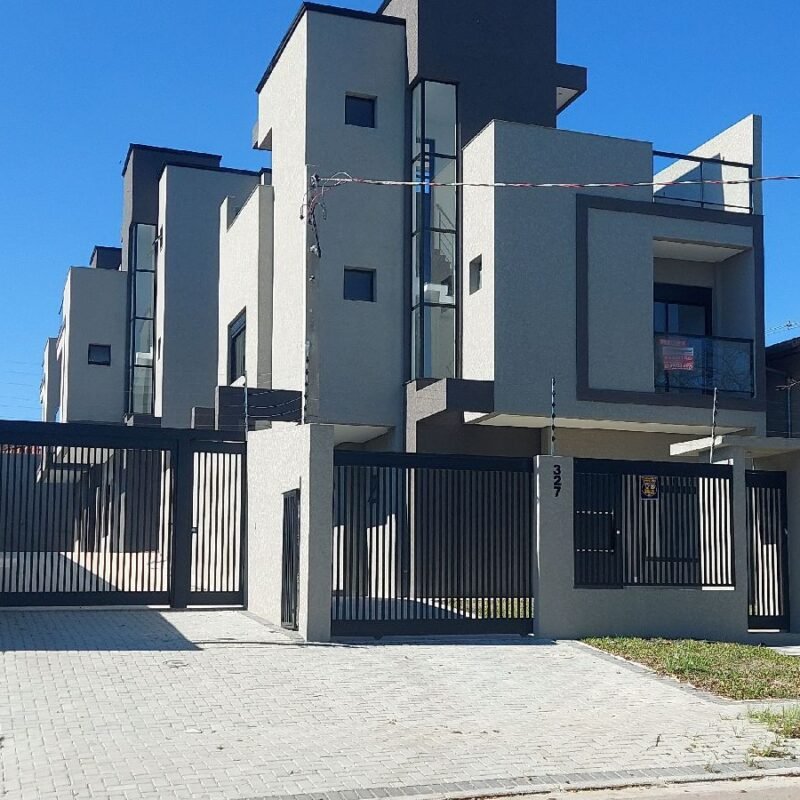 Sobrado  no Novo Mundo em Curitiba, 03 dormitórios, Triplex