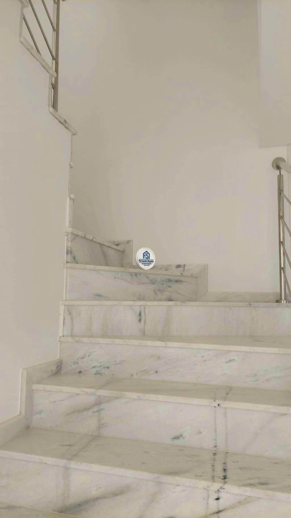 Sobrado à Venda - Bairro Uberaba, Curitiba, Triplex com Terraço - Uberaba-Curitiba - Imagem 13