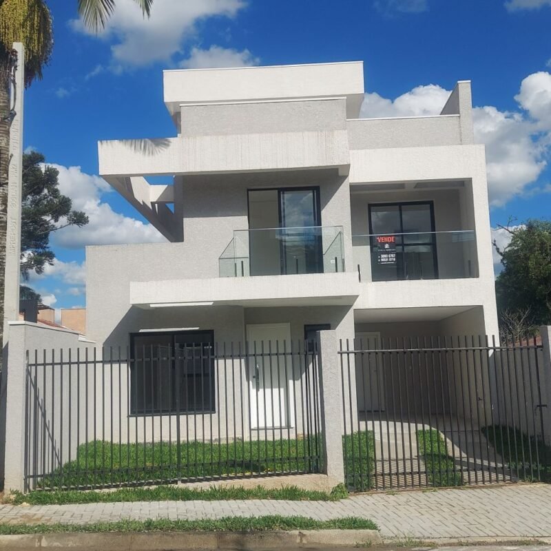 Sobrado Triplex no Uberaba, com amploTerraço e Churrasqueira. - de Frente Para a Rua.