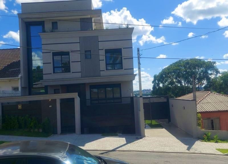 🏡 Sobrado à Venda no Bairro Uberaba - Curitiba, Quadriplex Bem Planejado, Frente Para a Rua.