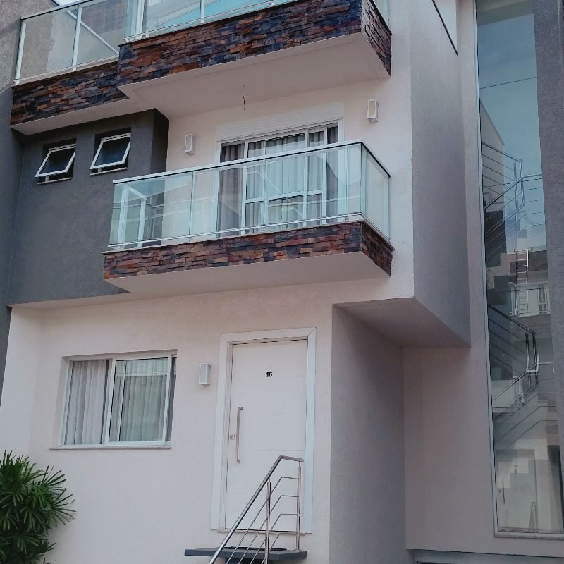 Sobrado no Uberaba, Curitiba, Quadriplex com Terraço e Subsolo, 3 Quartos