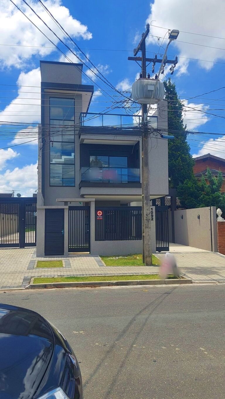 Sobrado em condomínio fechado de otimo padrão no bairro hauer em Curitiba