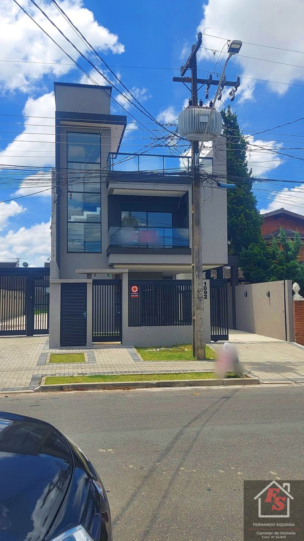Sobrado em condomínio fechado de otimo padrão no bairro hauer em Curitiba